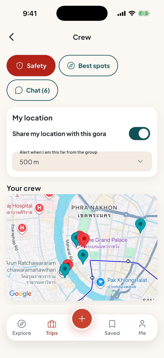 The crew screen: location sharing on, a 500 m drift alert and a map of the crew's positions near the Grand Palace